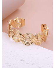 Bracelet manchette doré entrelacé – Bijou chic pour femme | AlmaModest